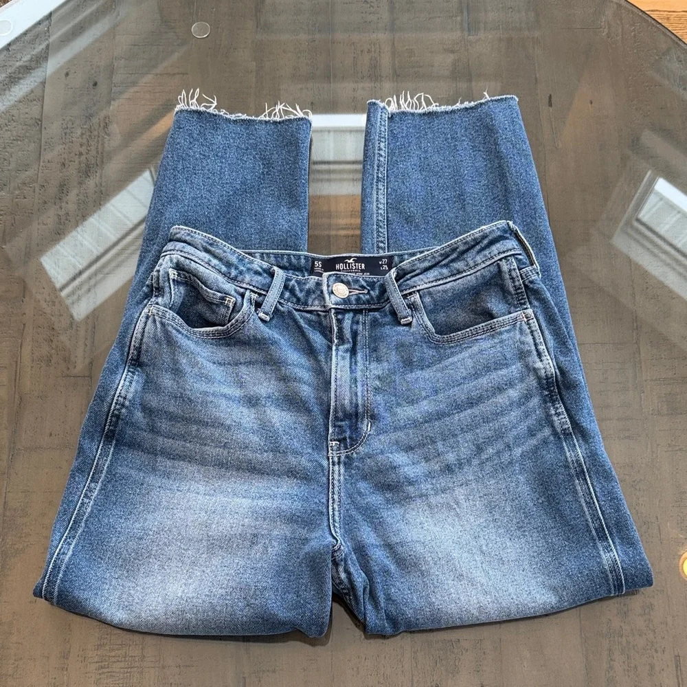 Hollister Ultra High-Rise Mom Jeans in Blue. Womens denim Size 5R. W27 L25